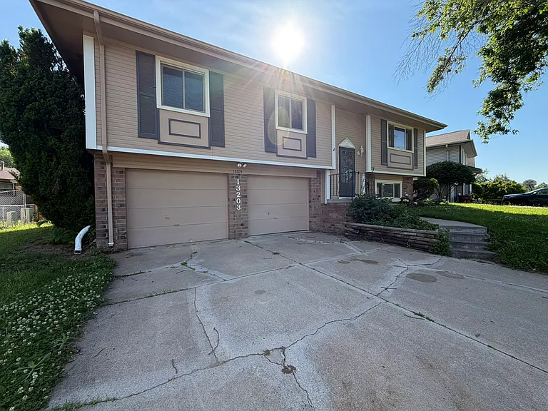13203 Courtney Dr — Photo 1