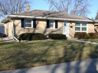 910 Saxony Dr, Racine, WI 53402