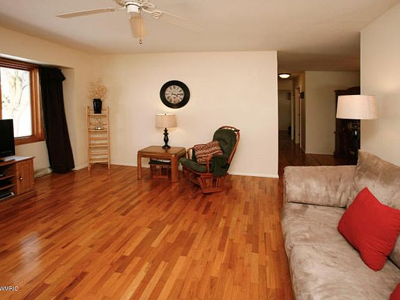 4th image of 132 Lincolnwood Dr