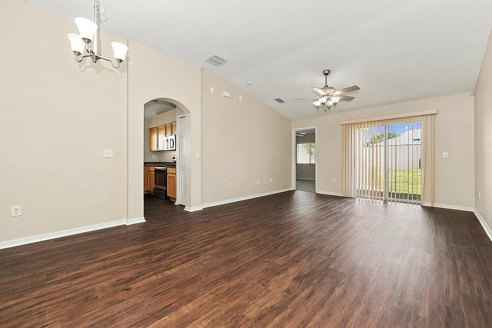 3 bed, 2.0 bath, 1290 sqft, $2,065 — Photo 3