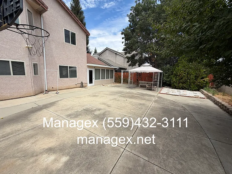 2833 E Cromwell Ave — Photo 27
