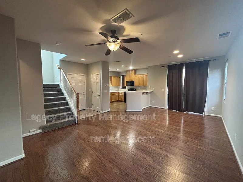 3 bed, 2.5 bath, 1464 sqft, $2,495 — Photo 3