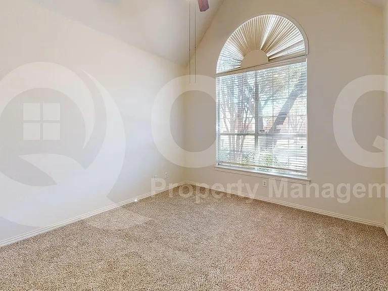 4513 Saint James Dr — Photo 27