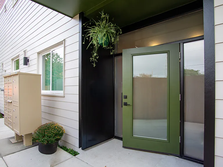 West Lombard — Photo 20