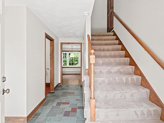 3rd image of 3 Wayside Ln