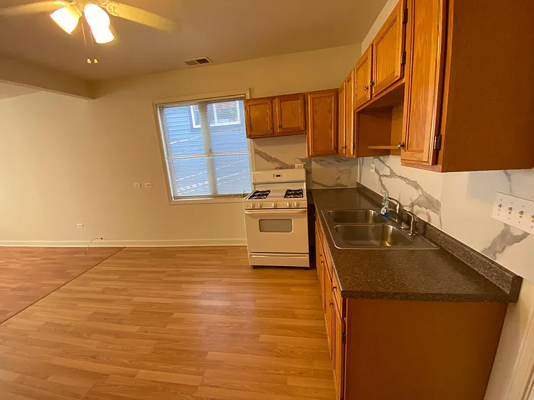 872 N Marshfield Ave #CH2 — Photo 12