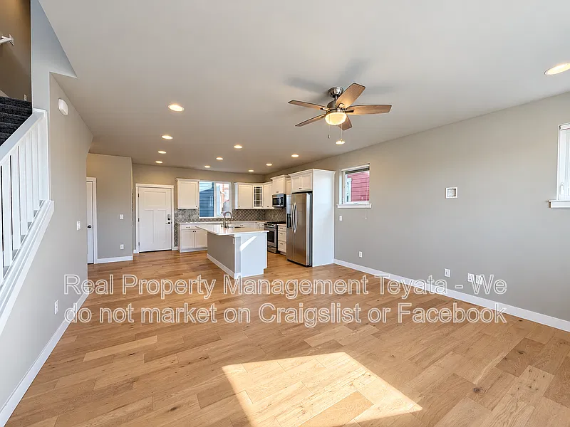 3 bed, 2.5 bath, 1525 sqft, $3,200 — Photo 2