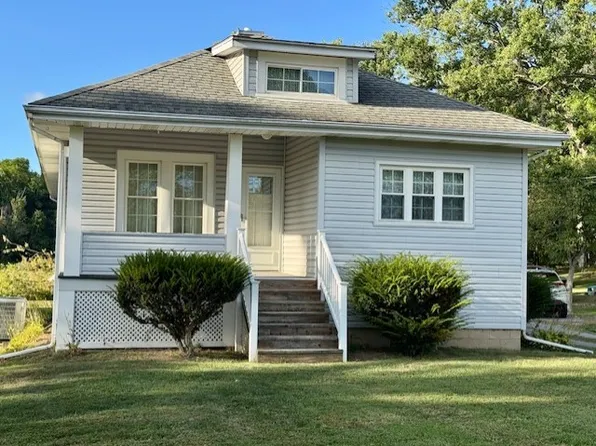 727 Twin Oaks Dr, New Castle, PA 16101