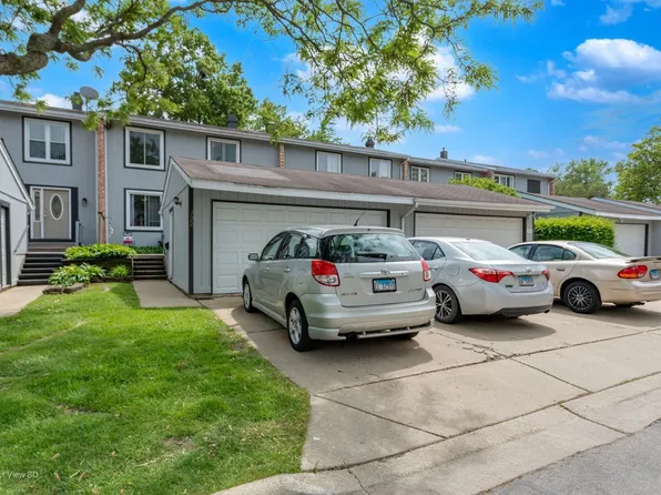 222 Oakwood Ln, Bloomingdale, IL 60108