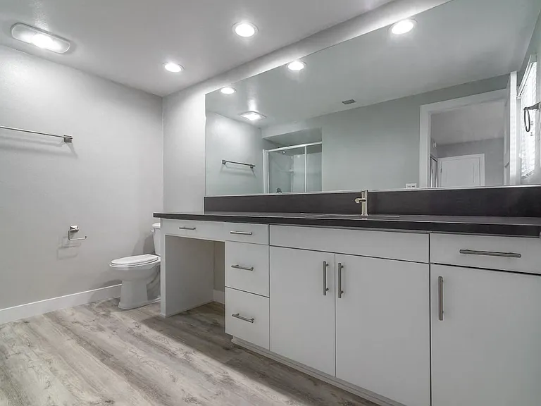 Bixby Hill Apartments — Photo 36