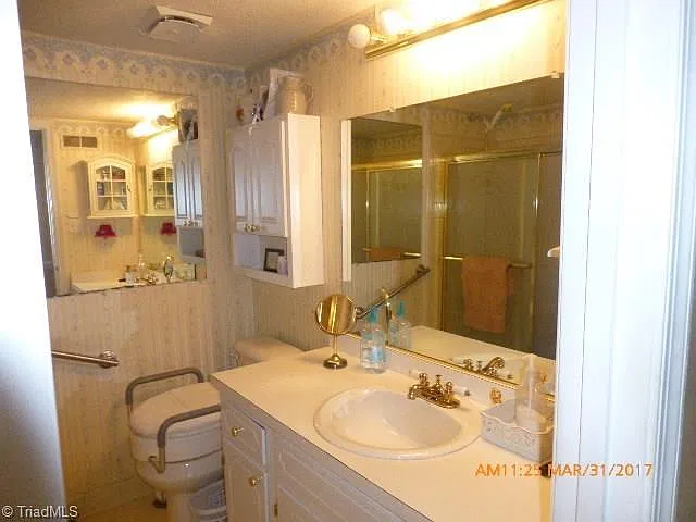 4610 Lawndale Drive — Photo 2