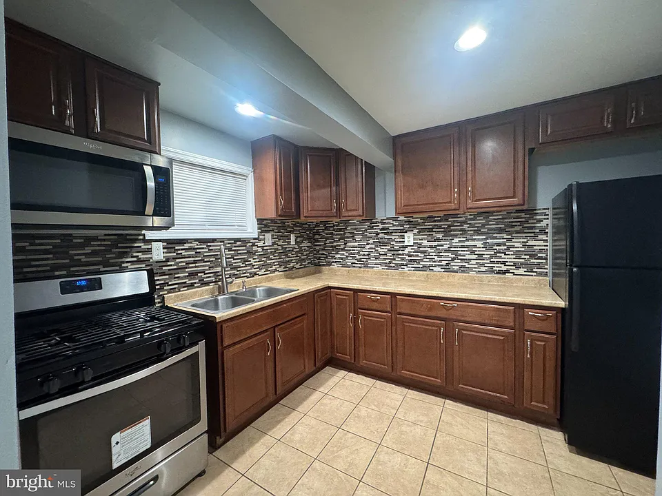 9211 Utica Pl