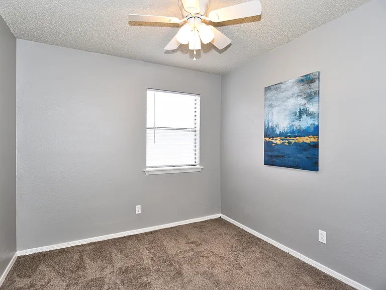 Shady Hollow Apartments — Photo 27