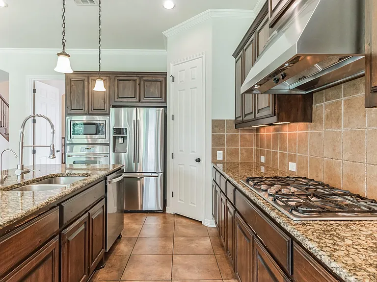 208 Angus Dr — Photo 6