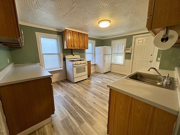 5th image of 134-138 E Spencer St