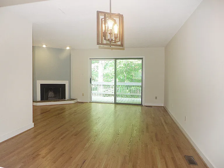 424 Fairoaks Cir — Photo 2