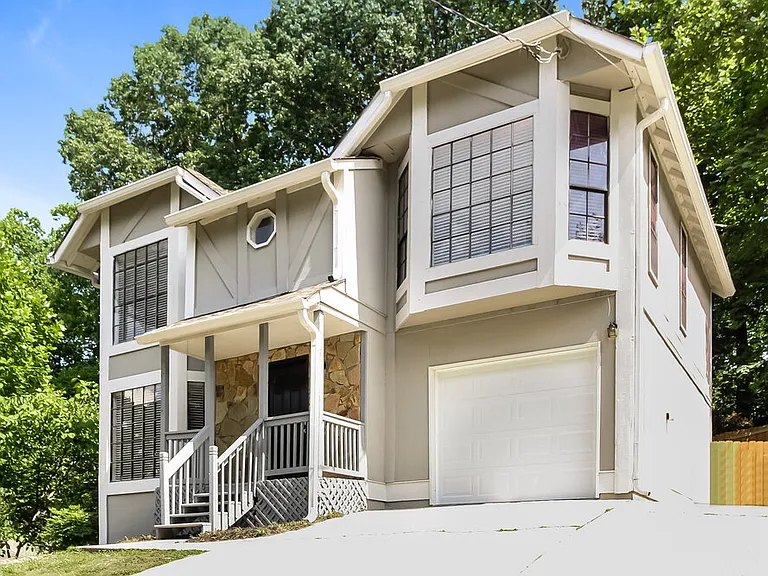 1097 Williamsburg Ln — Photo 2