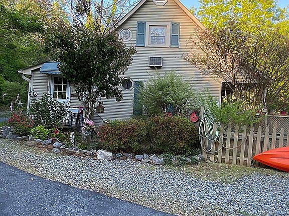 4th image of 242 Whitney Blvd
