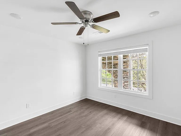 Clairview Apartments — Photo 23