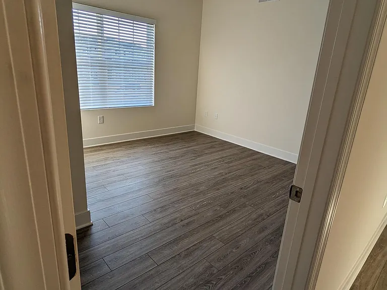 College Park Apartments — Photo 33