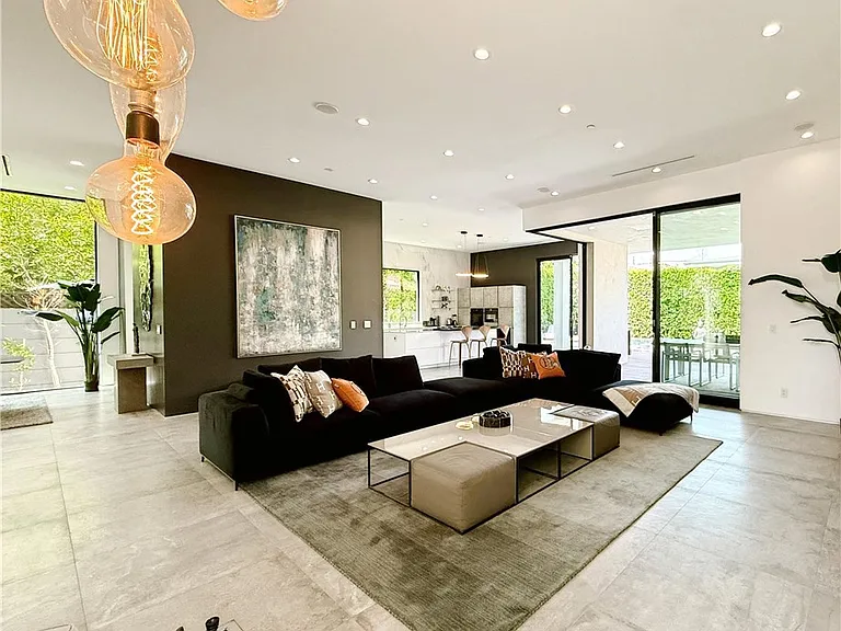 415 N Martel Ave — Photo 3