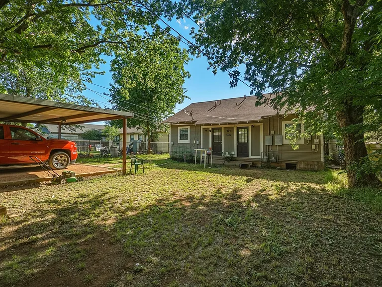 735 Victoria St — Photo 18
