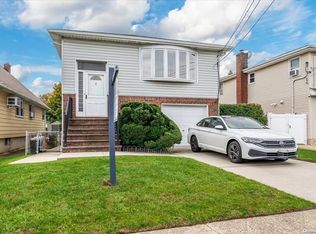 923 Kings Ct, Franklin Square, NY 11010