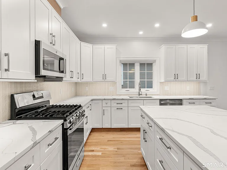 108 New England Ave — Photo 2