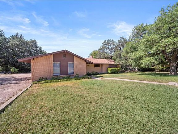 3rd image of 7016 Shady Oaks Dr
