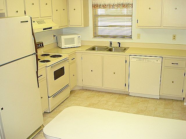 KITCHEN W/BREAKFAST NOOK