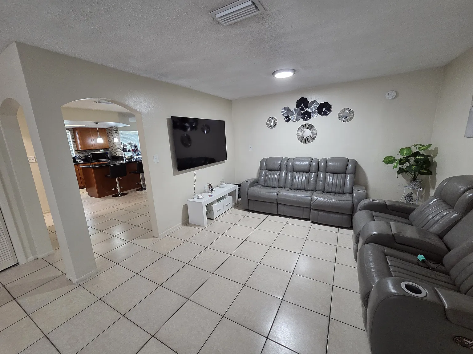 3 bed, 1442 sqft, $1,900 — Photo 4