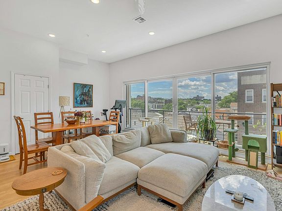 4th image of 936 Pavonia Ave #4A