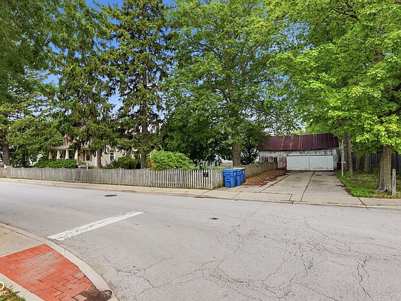 5th image of 320 2nd St NE