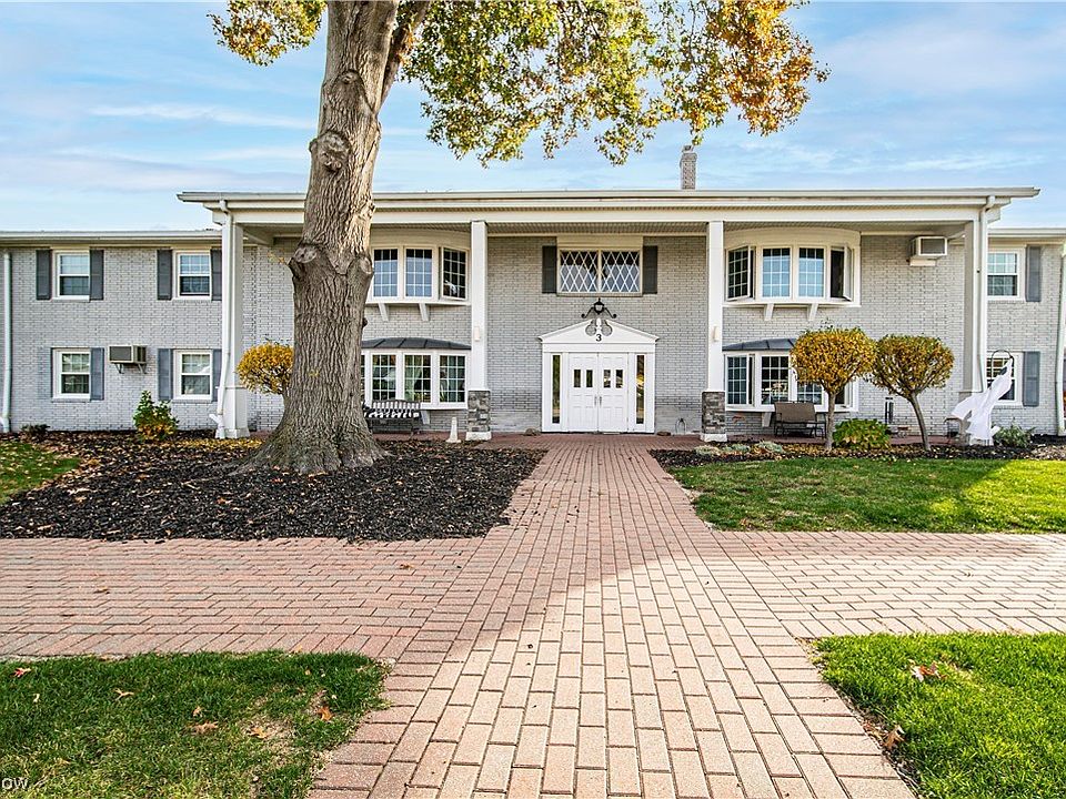 1st image of 3 Meadowlawn Dr Unit 7
