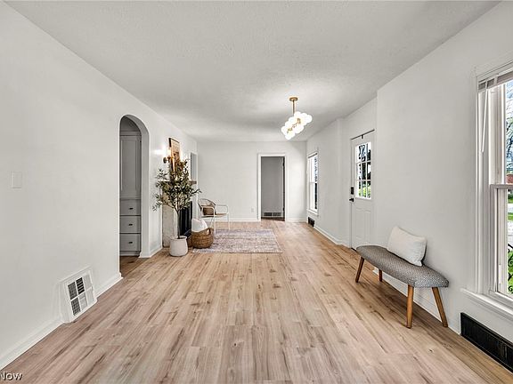 5th image of 375 Hillside Rd