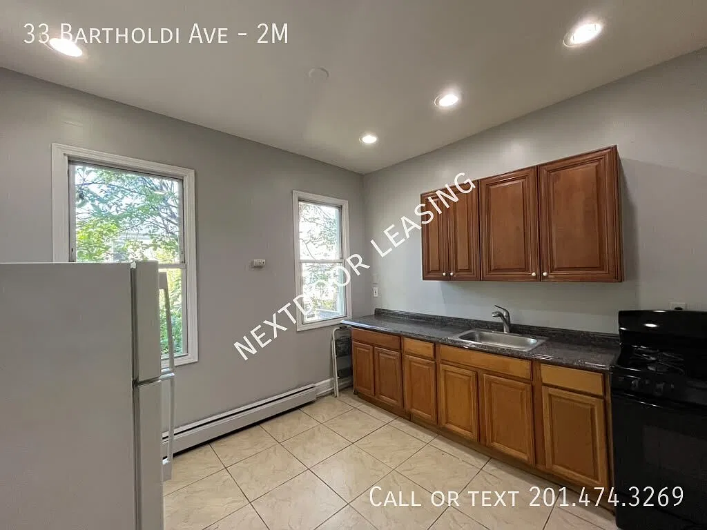 33 Bartholdi Ave — Photo 2