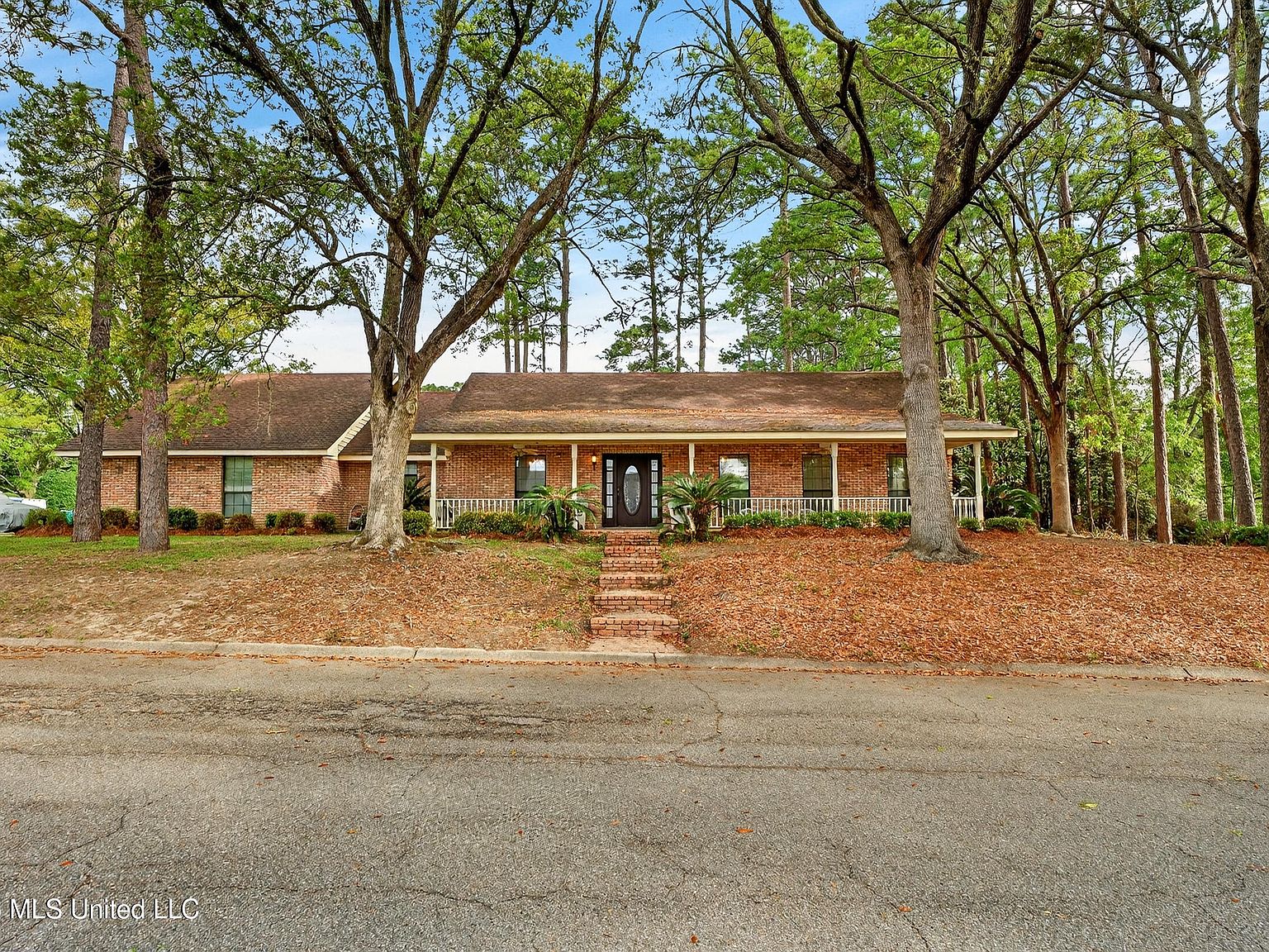 105 Country Club Dr