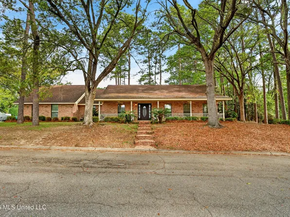 105 Country Club Dr, Picayune, MS 39466