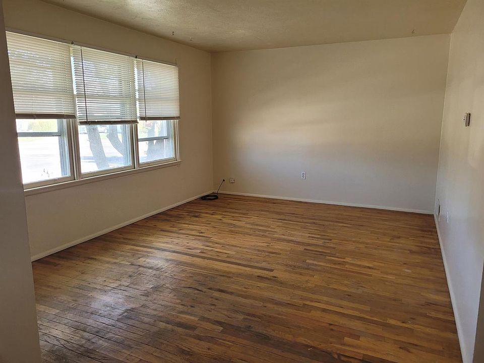 2nd image of 525 Holbrook Dr #525