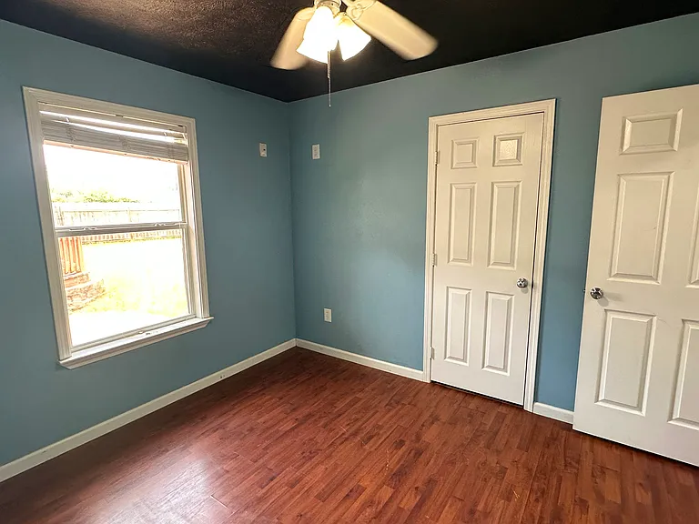 903 Combel St — Photo 12