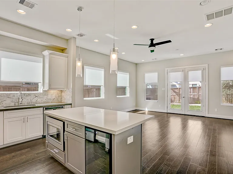 2413 Chapman St — Photo 4