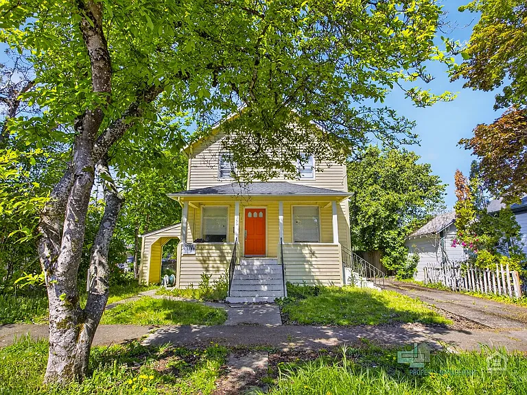 Charming Multi-Unit Living in Prime Northeast Salem Location — Photo 4