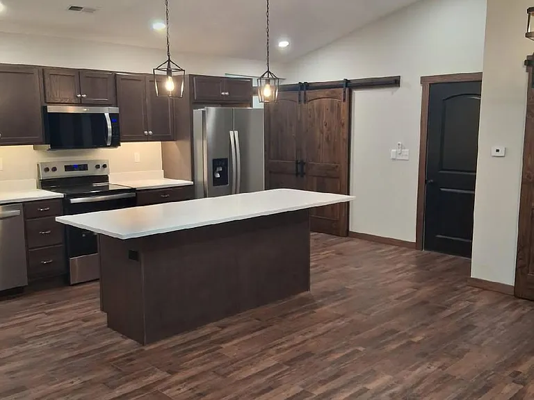 905 W Broadway St — Photo 3