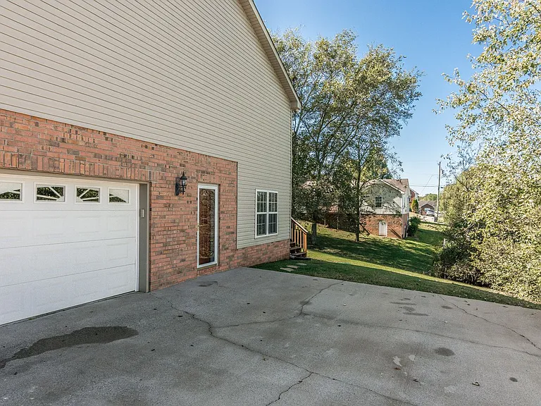 108 Longview Dr — Photo 15