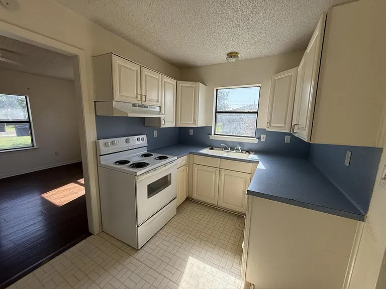 106 E Washington Ave — Photo 9