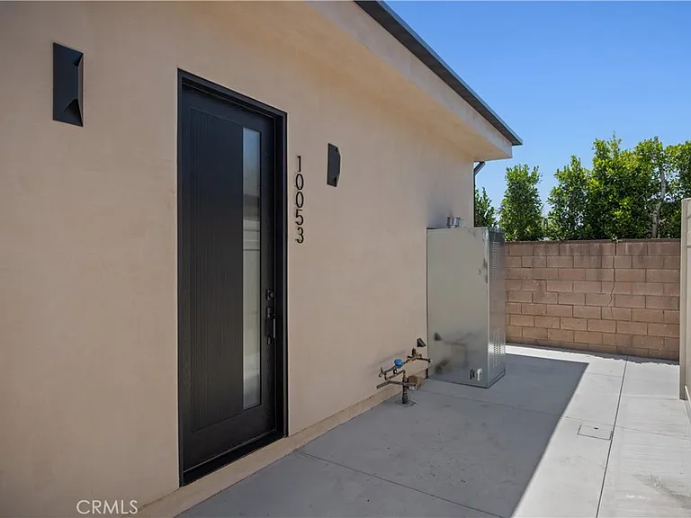 10053 Amestoy Ave — Photo 2