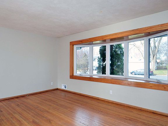 5th image of 2666 Marion St