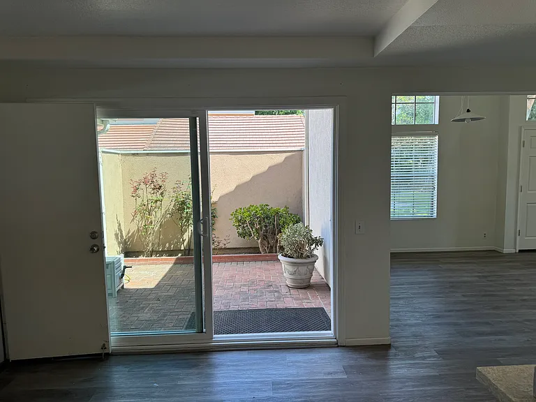 12 Georgetown — Photo 11