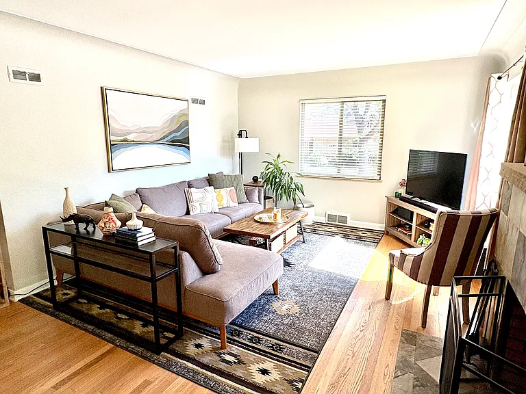 901 S Columbine St — Photo 4