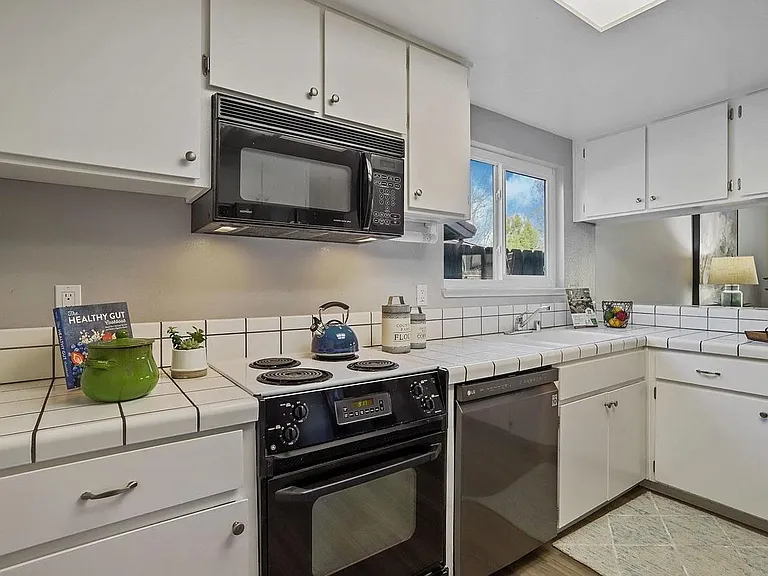 485 Mahogany Ln — Photo 5